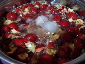 大火煮沸后，再焖煮十分钟左右，到山楂软烂。