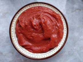 将山楂和适量冰糖水，放入料理机或破壁机中，打成果泥。