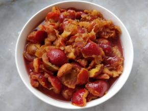 把煮到软烂的山楂捞出。剩在锅里的山楂冰糖水可以冷藏在冰箱里，每日饮用少许，也能助消化。