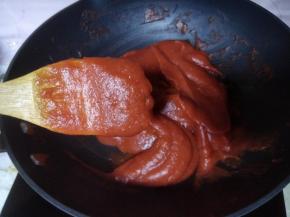 在不粘炒锅中，用小火将山楂泥炒到粘稠，粘在锅铲上不会滴落的程度，这样先炒一下，可以缩短烘干所需的时间。