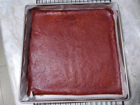 将烘到半干的山楂片从烤箱里取出，脱模后翻面，放到油纸上晾凉。