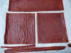 用刀切掉边角比较干硬的部分，把一整片分成几块。