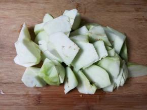 茄子削去皮切成滚刀块，清水浸泡一下沥干水