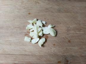 蒜瓣剥去皮切片
