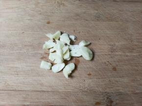 蒜瓣剥去皮切片