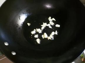 热锅凉油放入蒜片煎出香味