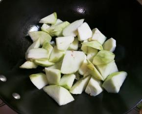 放入茄子翻炒变软