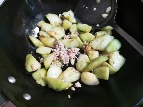 放入肉末翻炒均匀