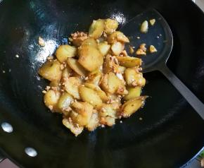 盖上锅盖中火焖熟透