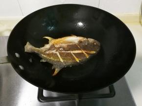 热锅热油放入金昌鱼煎至两面金黄