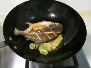 放入大葱，姜片煎出香味