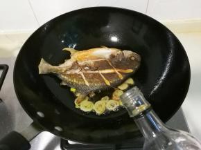 放入一勺料酒蒸发掉