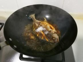 放入金昌鱼三分之二高度的清水，大火烧开转中火烧至汤汁浓稠，中途翻面