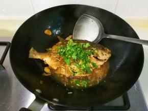 撒入香菜浇上鱼汤汁