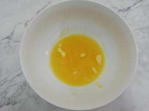 黄油取出来放入碗中，再放微波炉中叮一分钟软化