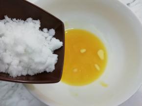 然后再把白糖放入碗中，搅拌均匀