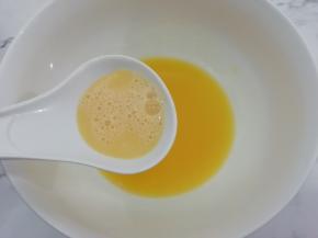 在加入鸡蛋液，搅拌均匀