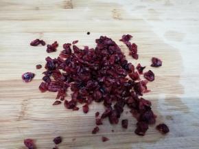 蔓越莓干洗干净，沥干水分切碎