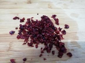 蔓越莓干洗干净，沥干水分切碎