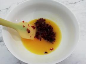 然后把切碎的蔓越莓放入碗中，搅拌均匀