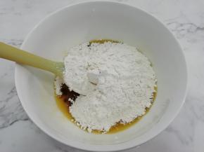 把面粉筛入碗中