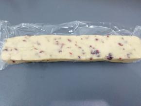 把面团放在保鲜膜上整理成长方型