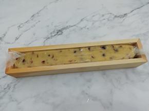 然后放入饼干模具，放入冰箱冷冻一个小时