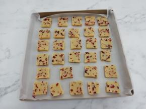 然后切成薄厚均匀的片，在放入提前预热好的烤箱中，中层175度，烤15分钟