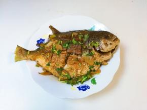 烧好的金昌鱼取出四块鱼肉