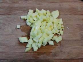 土豆削去皮切成丁