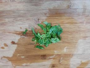 香菜洗净切碎