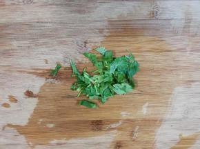 香菜洗净切碎