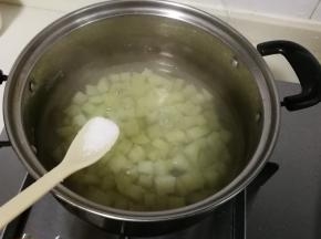 锅中放入土豆，清水，半小勺盐烧开