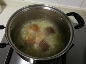 放入金昌鱼肉小火烧一分钟