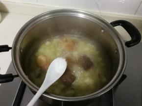 放入少许鸡精