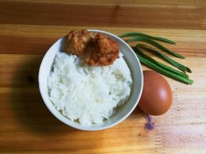 准备好食材：面饭，鸡蛋，肉圆，青蒜