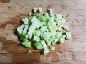 佛手瓜削去皮切成小丁