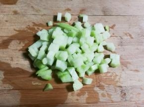 佛手瓜削去皮切成小丁