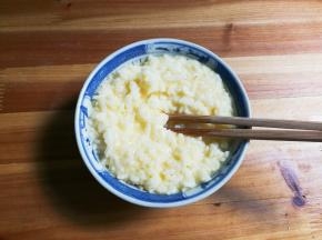 放入面饭拌匀