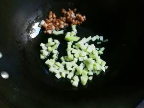 热锅凉油放入肉圆煎出香味放入佛手瓜翻炒片刻