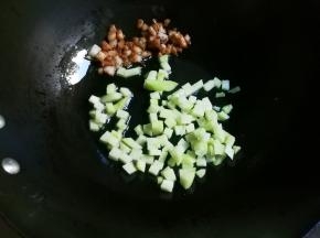 热锅凉油放入肉圆煎出香味放入佛手瓜翻炒片刻
