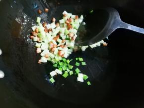 放入青蒜煎出香味