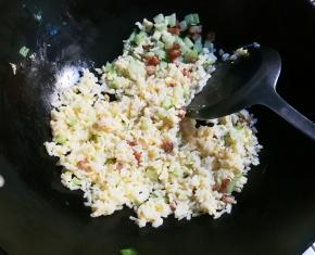 放入裹上蛋液的米饭翻炒至散开