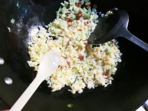 放入少许鸡精翻炒均匀