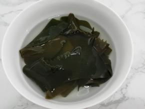 海带洗干净，然后用水浸泡二十分钟