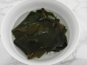 海带洗干净，然后用水浸泡二十分钟