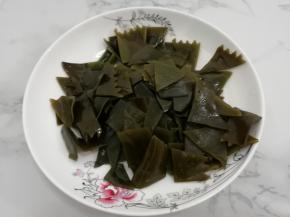 泡好的海带用刀切成块