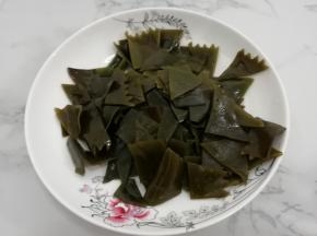 泡好的海带用刀切成块