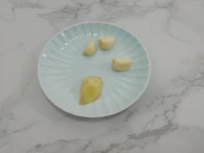 准备姜和蒜