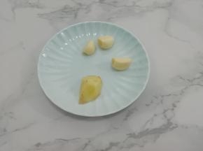 准备姜和蒜